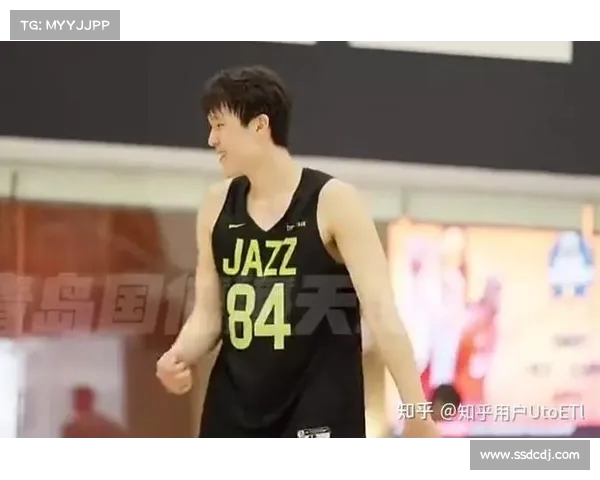 杨瀚森试训爵士视频曝光 身穿84号球衣进行摸高与投篮测试